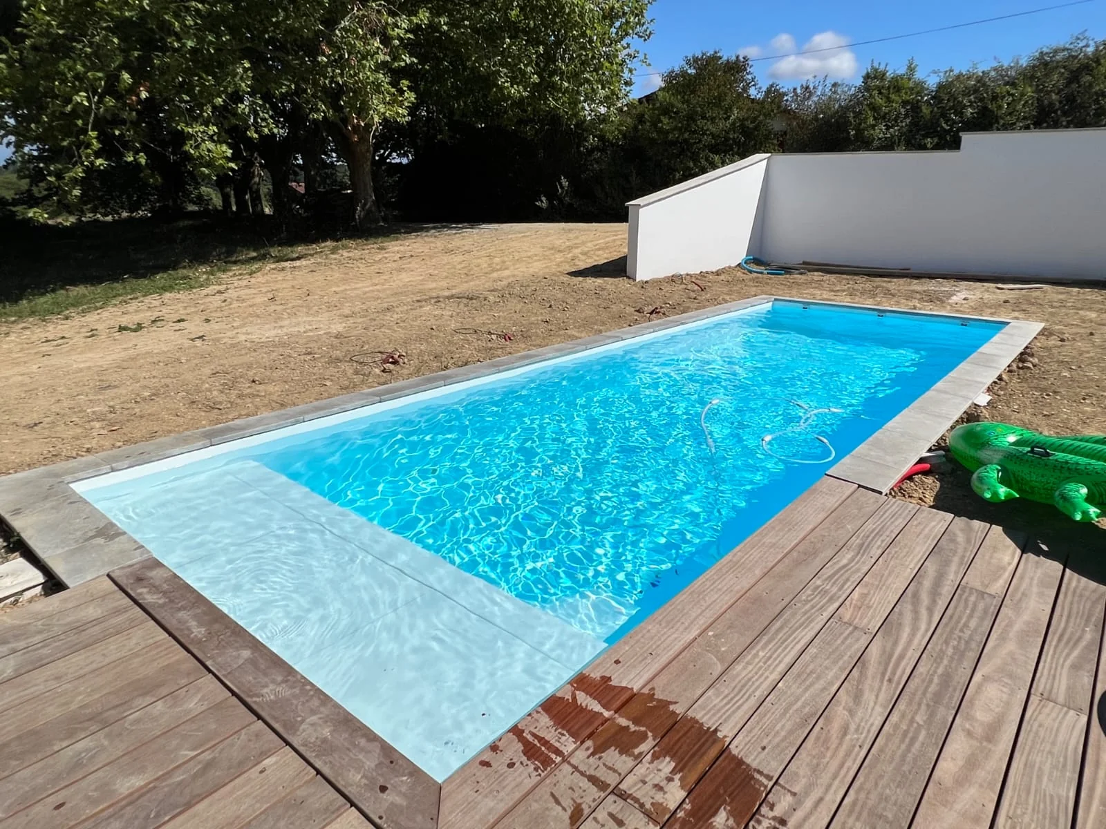 Bassin lumineux et terrasse en bois