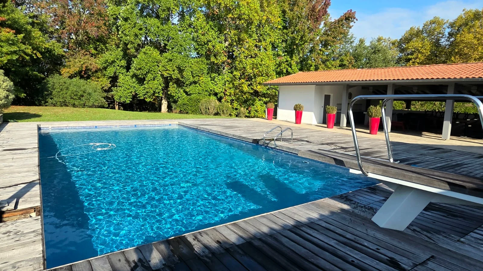 Piscine et terrasse en bois, jardin arboré