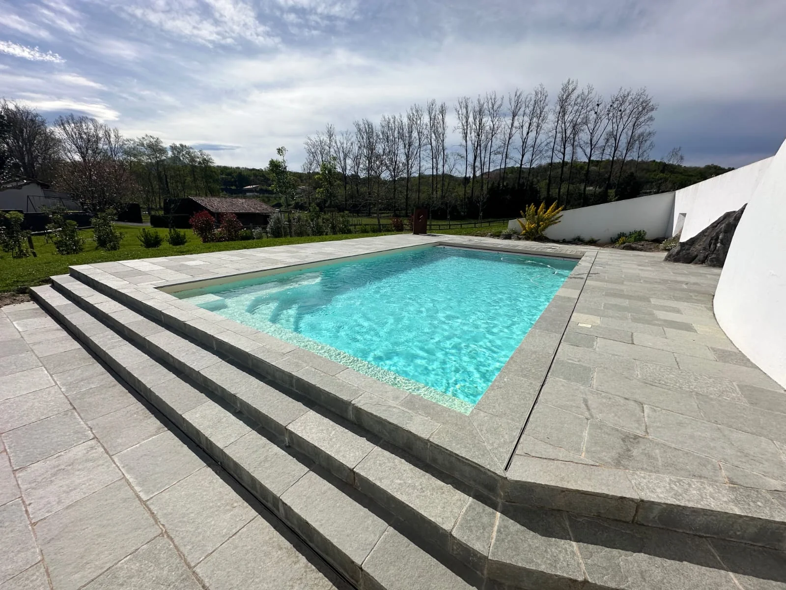 Piscine contemporaine et grandes marches de terrasse