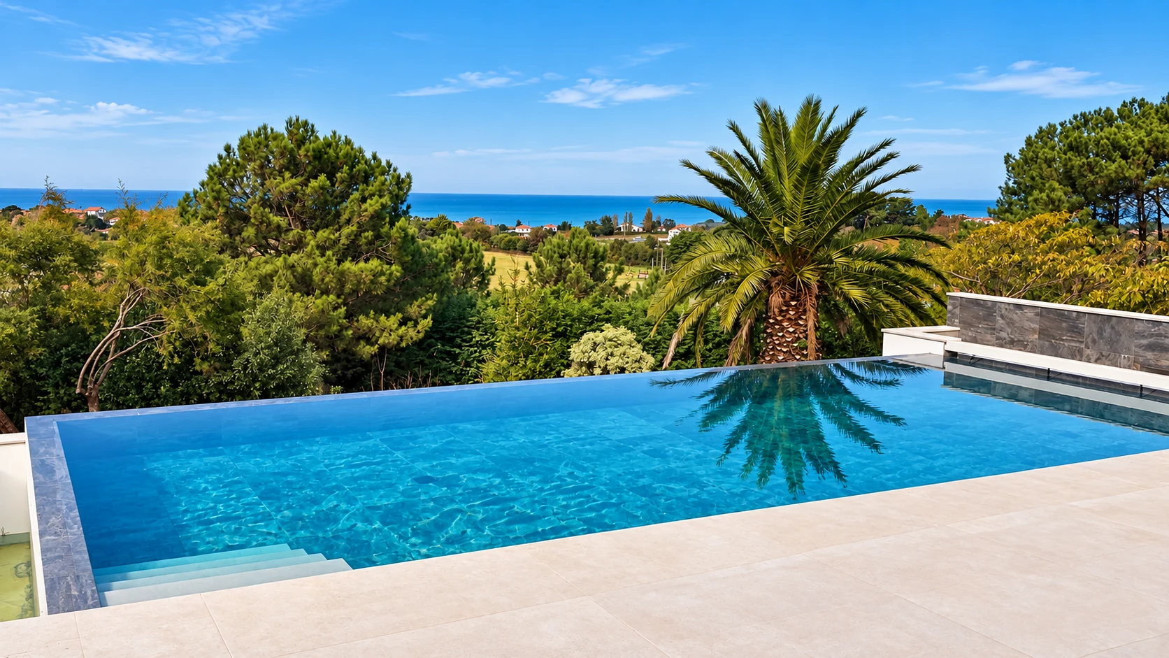 Piscine à débordement avec palmier et vue sur le littoral, retouche de lumière et de couleur