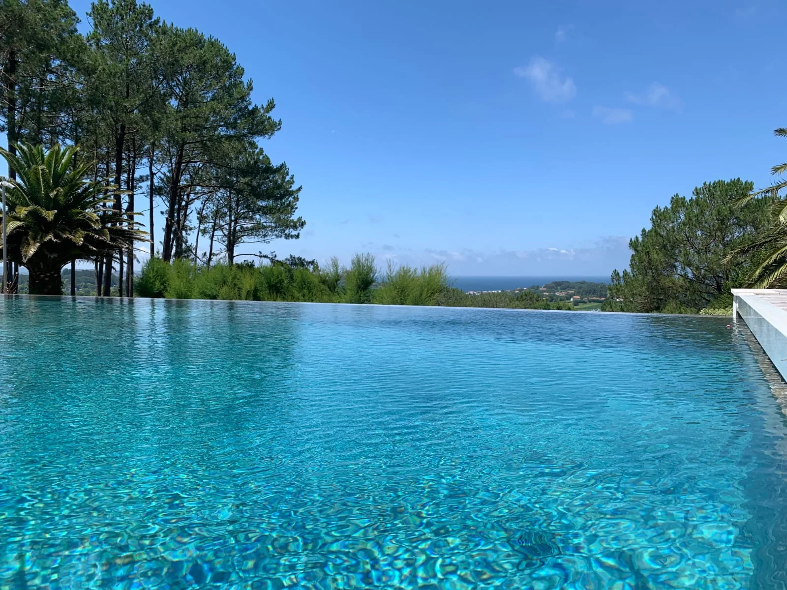 Surface de piscine à débordement avec vue lointaine