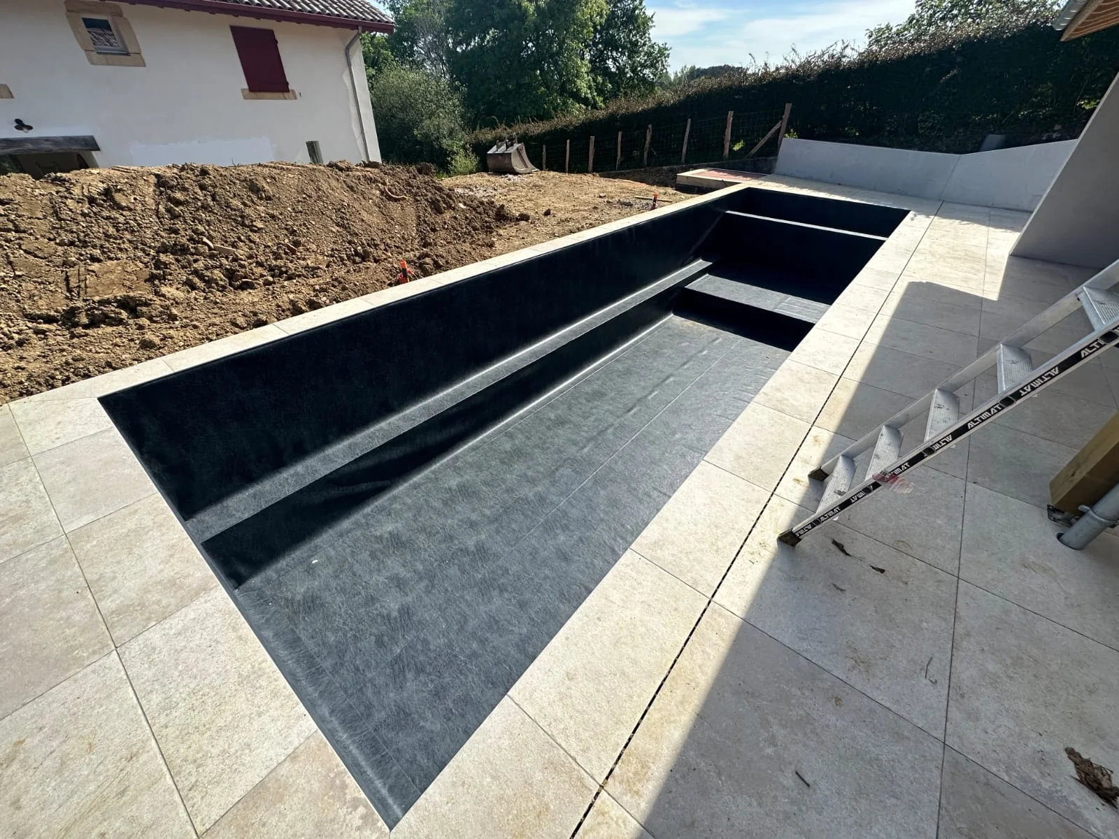 Bassin allongé en cours de réalisation