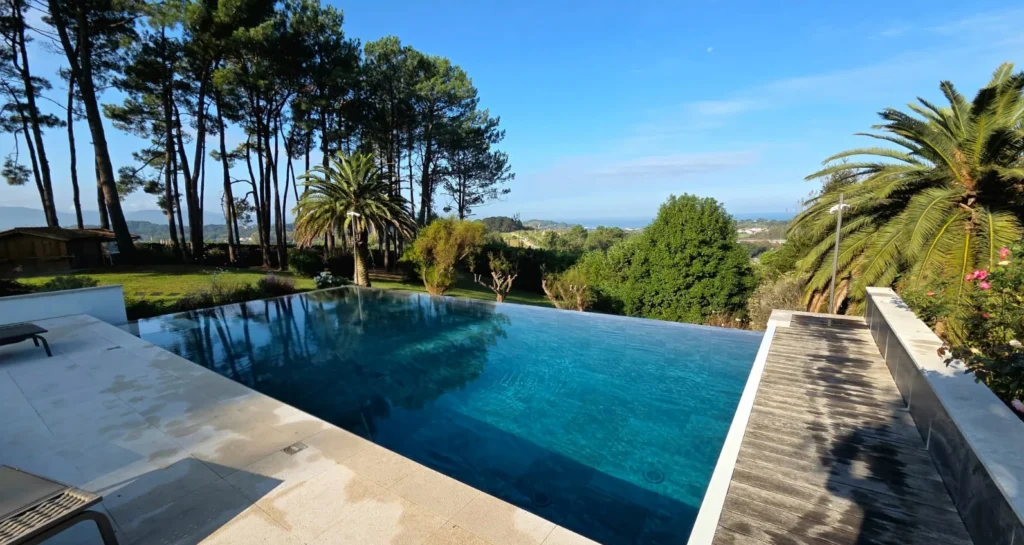 Piscine à débordement ouverte sur le paysage