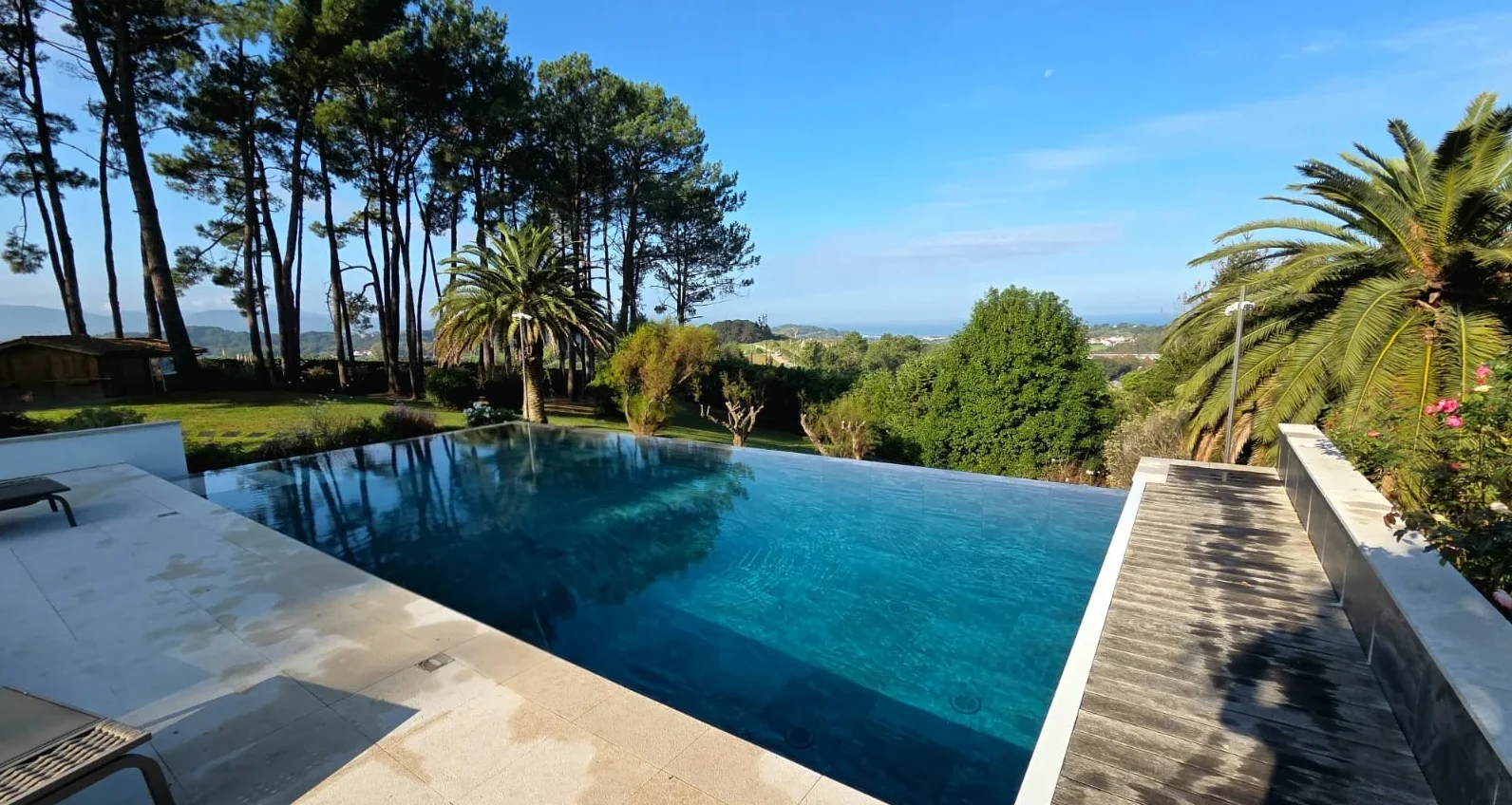 Piscine à débordement ouverte sur le paysage