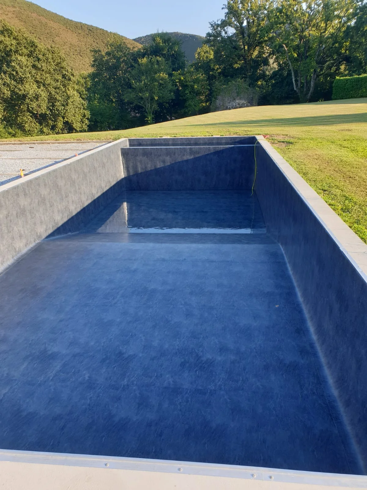Membrane de piscine bleue avant mise en eau