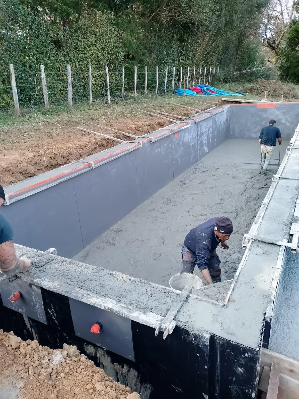 Technicien dans une structure de piscine béton en cours de construction