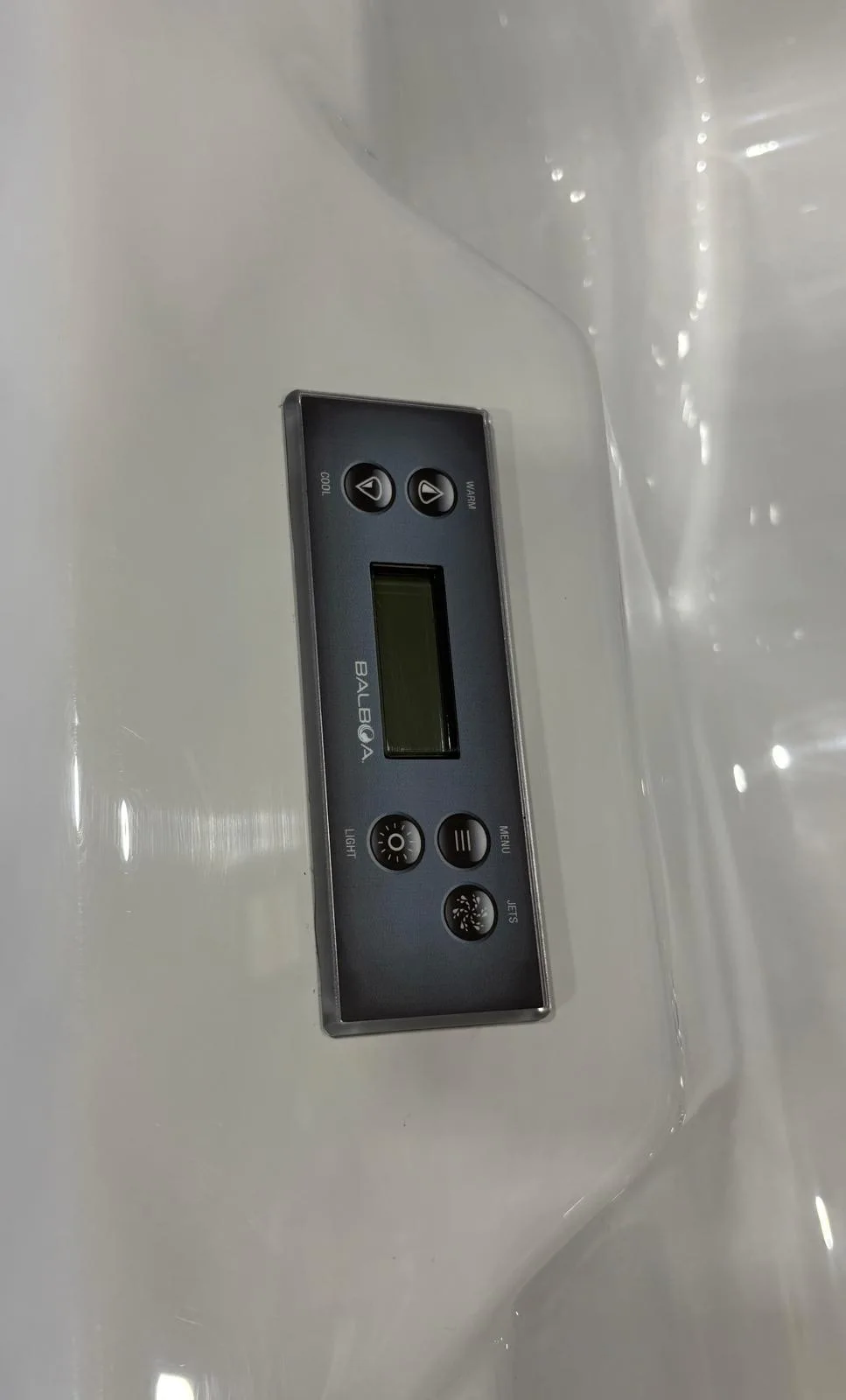 Commande intégrée dans la coque blanche d’un spa
