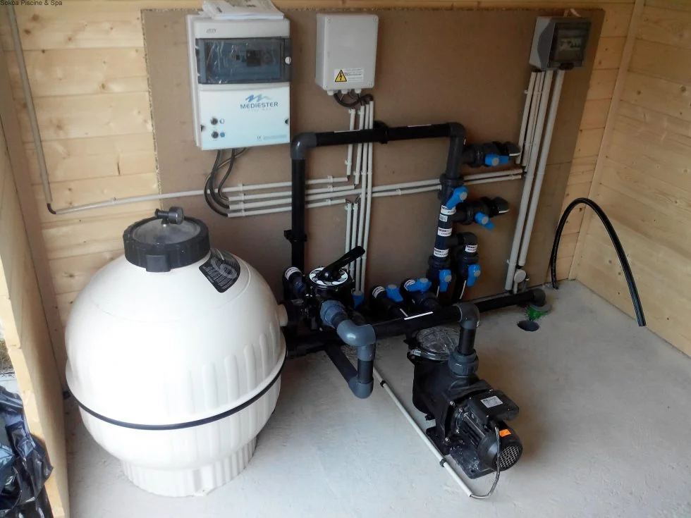 Local technique de piscine avec filtre, pompe et réseau hydraulique