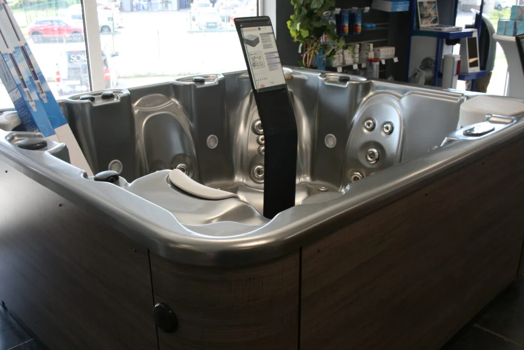 Spa exposé dans le magasin Sokoa Piscine & Spa à Ascain